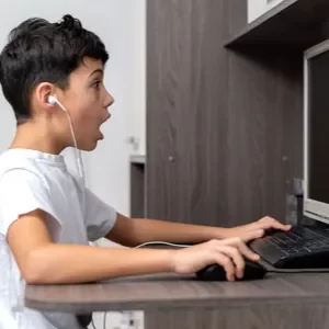 imagen de niño cuando juega en internet