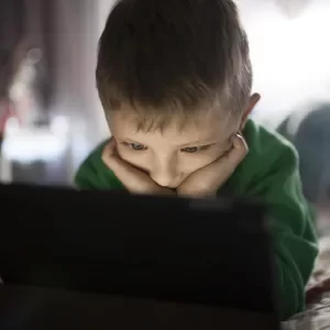 niño usando computadora cuando juega en internet